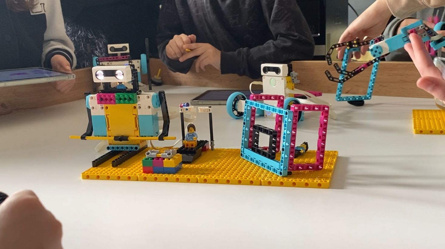 Robot e costruzioni realizzati durante le attività di A Scuola di Robotica