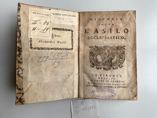 libro aperto alla pagina con timbro della biblioteca civica a sinistra e a destra titolo del libro: Discorso sopra l’asilo ecclesiastico