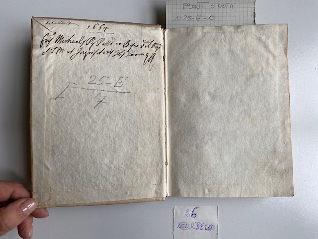 foto con una nota manoscritta da Michele Pio Passi sull'interno della copertina